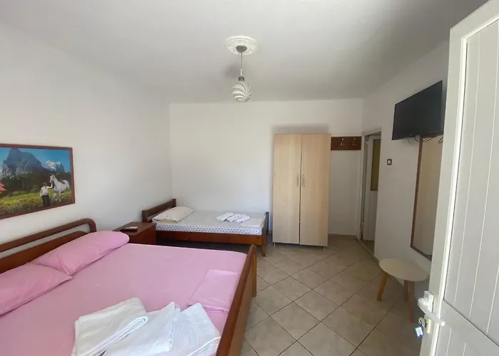 Hostel Llambro